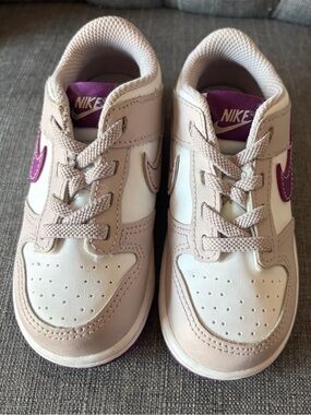 Nike Kids Low-Top Sneakers in Cream & Purple Accents